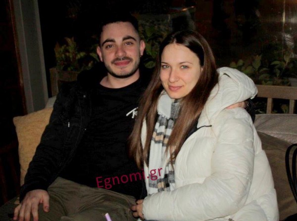 Γιόρτασε τα γενέθλια του αγκαλιά με την αγαπημένη του