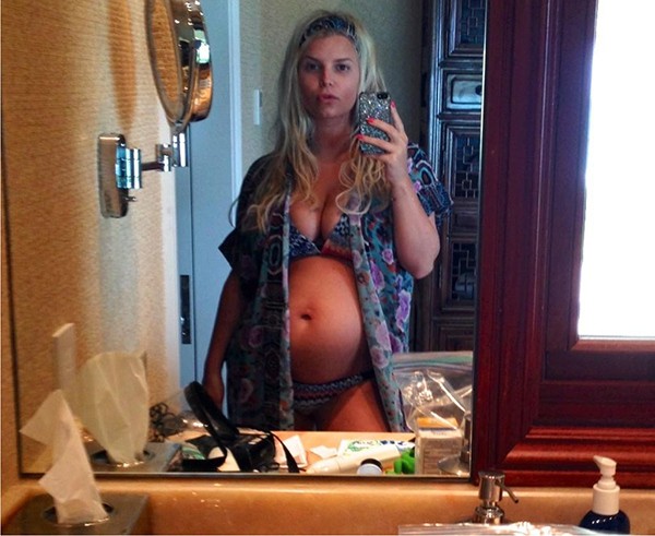 Η εγκυακή φωτό της Jessica Simpson στο twitter