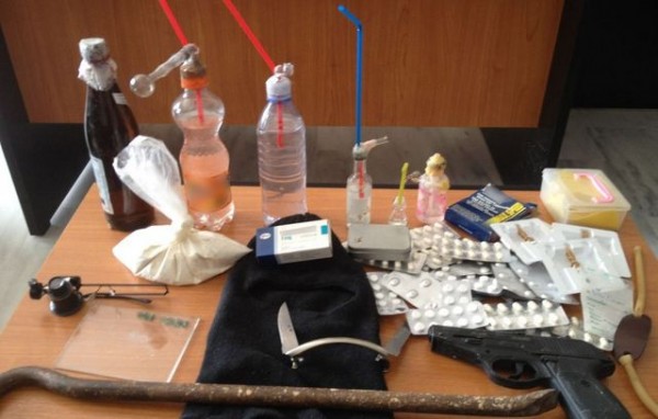 Οπλα, ναρκωτικά, ναργιλέδες και ...σπόρια