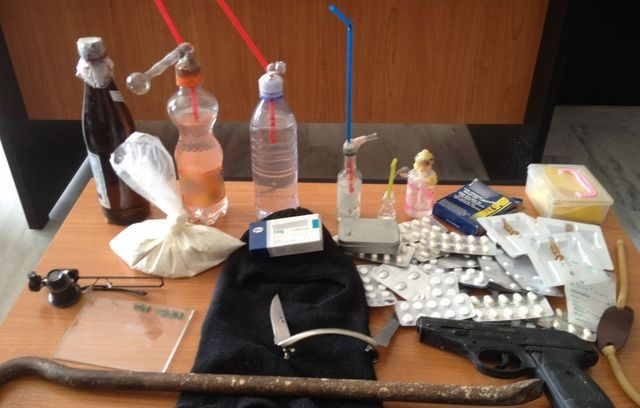 Οπλα, ναρκωτικά, ναργιλέδες και ...σπόρια