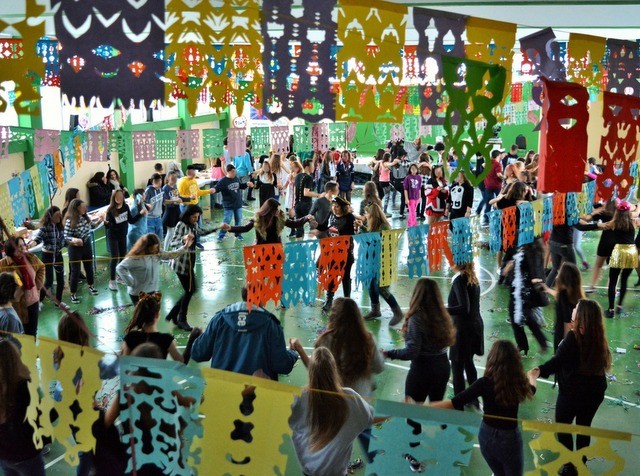 Αποκριάτικο πάρτι με γευστικά εδέσματα φτιαγμένα από μαθητές