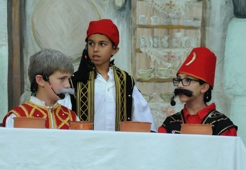 Εντυπωσιακή αναπαράσταση της εξόδου του Μεσολογγίου από παιδιά (pics)