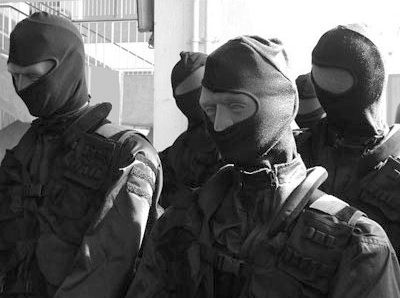 Μυστήριος ξυλοδαρμός 35χρονης από τρεις κουκουλοφόρους