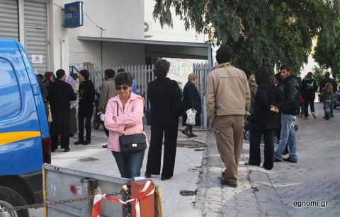 Ουρές στα ΕΛΤΑ για το επίδομα πρόνοιας