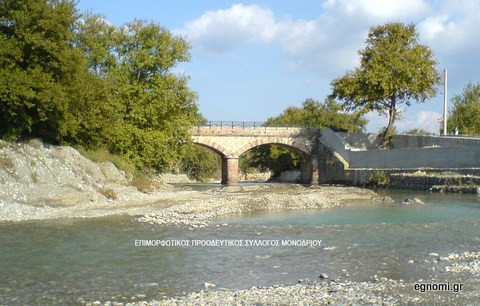 Οι κάτοικοι βάφουν μόνοι τους το σχολείο του χωριού