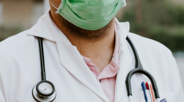 Εντονη αντίδραση των γιατρών: Επιστρατεύτηκαν γιατροί πάνω από 70 ετών