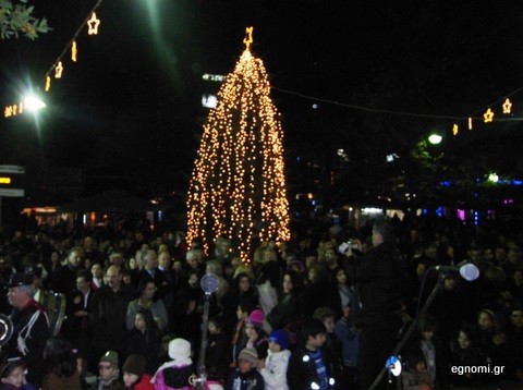 Η Θήβα άναψε το Χριστουγεννιάτικο δέντρο της!