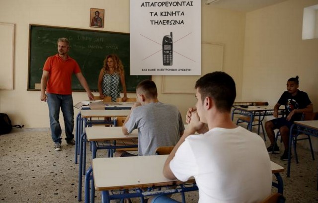 Απαγορεύονται τα κινητά τηλέφωνα στα σχολεία με εντολή του υπουργού