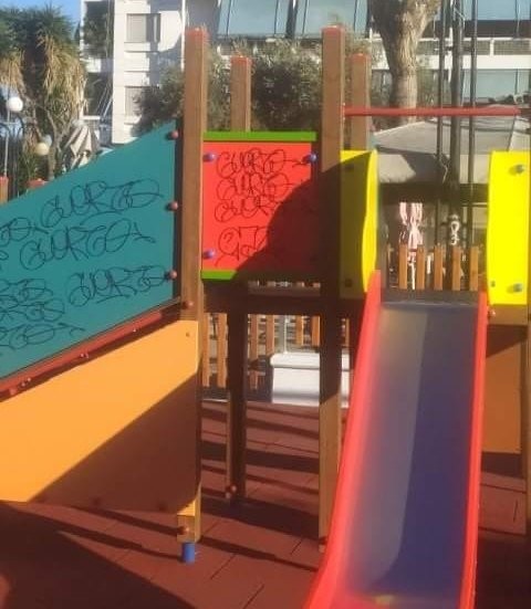 ΧΑΛΚΙΔΑ: Οι βάνδαλοι πήγαν στην πλατεία για τα ΑμεΑ πριν καν γίνουν τα επίσημα εγκαίνια