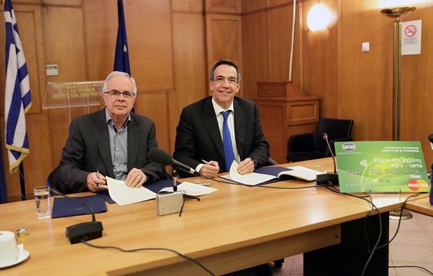 Έπεσαν οι υπογραφές για την κάρτα του αγρότη