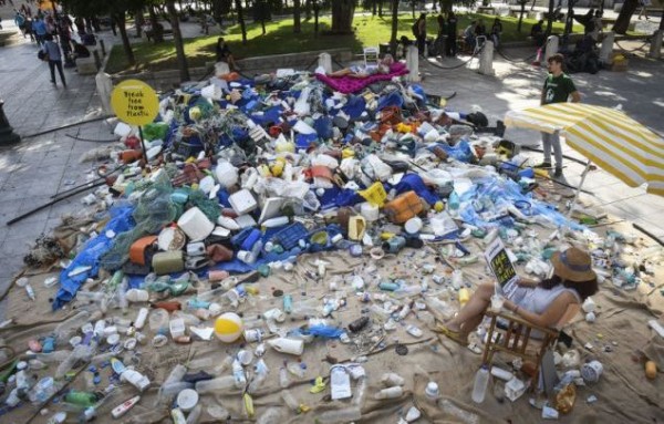 Η πλατεία Συντάγματος γέμισε σκουπίδια από παραλία της Εύβοιας