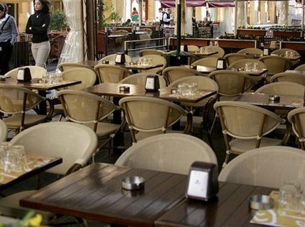 Μου έκλεψε τα τραπεζοκαθίσματα!