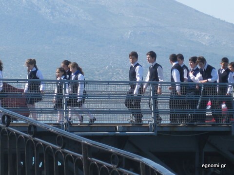 Παρέλαση στη γέφυρα!