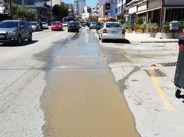 ΧΑΛΚΙΔΑ: Έσκασε αγωγός στη λεωφόρο Χαϊνά και πλημμύρισε λύματα ο δρόμος (φωτό)
