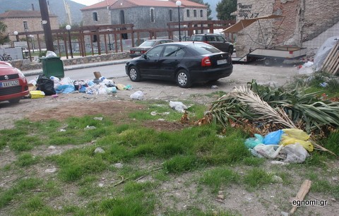 Σκουπιδαριό απέναντι από την Αγία Παρασκευή