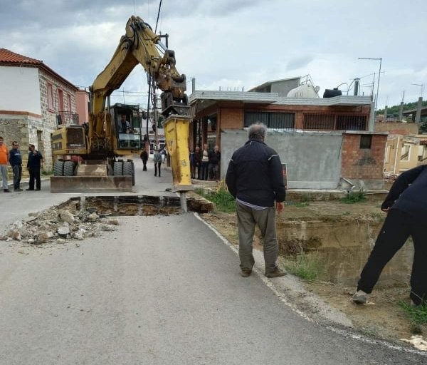 ΠΟΛΙΤΙΚΑ: Γκρέμισαν την παλιά γέφυρα