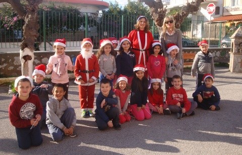 Μία ολόκληρη τάξη είπε μαζί τα κάλαντα στη Χαλκίδα