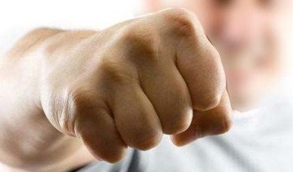 Γρονθοκόπησε και λήστεψε τον πατέρα του!