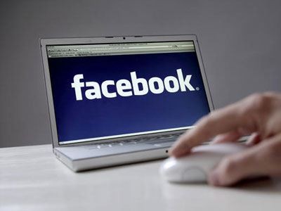 Επεσε στο μισό η μετοχή του Facebook
