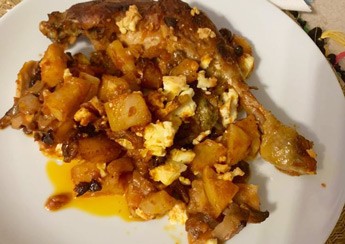 Κοτόπουλο κοκκινιστό με πατάτες, ελιές, μανιτάρια και φέτα