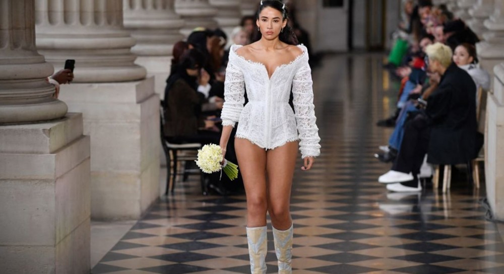 Σε βγάζει νοκ-άουτ με μια ματιά