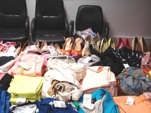 Αρπαξε ρούχα και παπούτσια και ... όπου φύγει-φύγει!