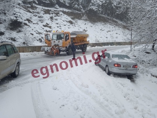 ΣΤΕΝΗ: Επεσαν τα πρώτα χιόνια στα χωριά της Δίρφυς