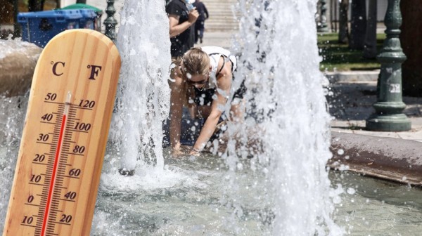 ΚΑΙΡΟΣ: Διατηρούνται οι υψηλές θερμοκρασίες μέχρι την Κυριακή - Στους 43 βαθμούς το θερμόμετρο