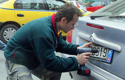 Αλλαξε τις πινακίδες κυκλοφορίας, αλλά τον...μυρίστηκαν