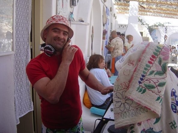 Ο Ακης, το καπέλο και το βελονάκι της γιαγιάς