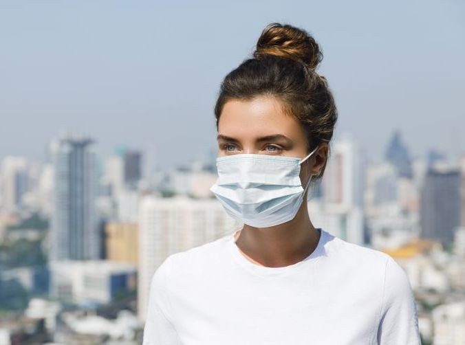 Φτιάξτε μόνες σας το σπρέι που θα απολυμαίνετε τη μάσκα σας!