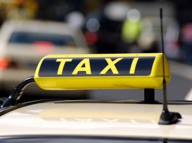 Χτύπησαν ταξί και όπου φύγει-φύγει!