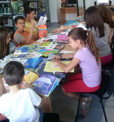 Έπαιξαν παιχνίδι με τα καινούργια βιβλία