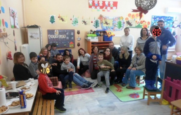 Με κρητικά κάλαντα και δώρα αποχαιρέτισαν το σχολείο για τις γιορτές