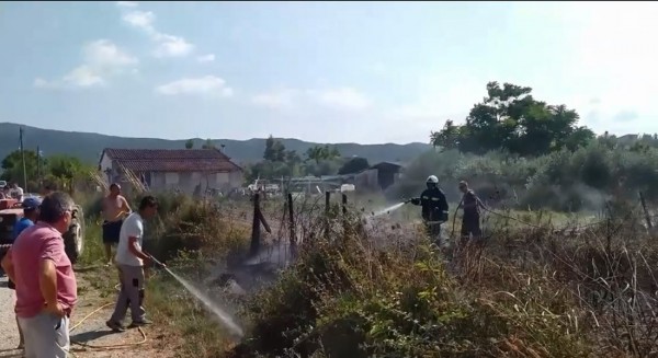 ΩΡΕΟΙ ΕΥΒΟΙΑΣ: Φωτιά σε οικόπεδο μέσα στο χωριό το μεσημέρι της Δευτέρας