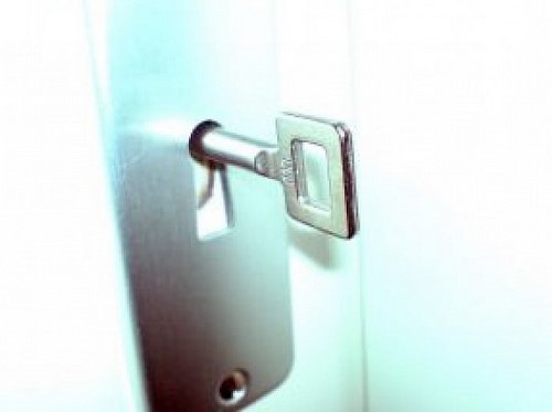 Σχηματάρι: Ληστές τους κλείδωσαν στο υπνοδωμάτιο