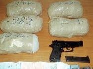 Έπιασαν 53χρονο με χασίς και όπλο