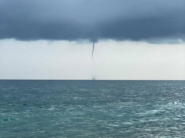 ΕΥΒΟΙΑ: Υδροστρόβιλος έγινε ορατός στα ανοιχτά της παραλίας της Χιλιαδούς