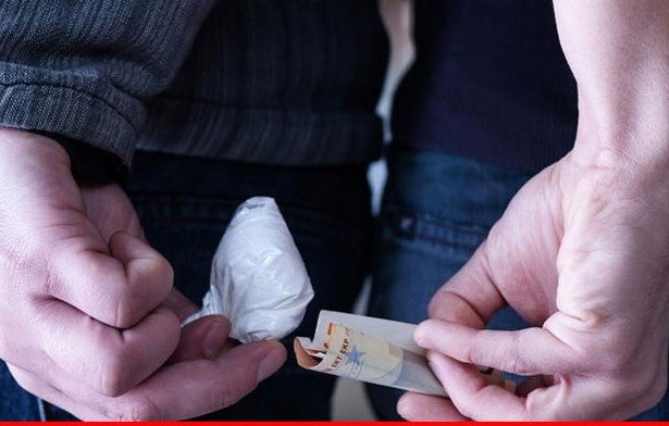 Πέντε συλλήψεις μαθητών για ναρκωτικά έξω από σχολεία