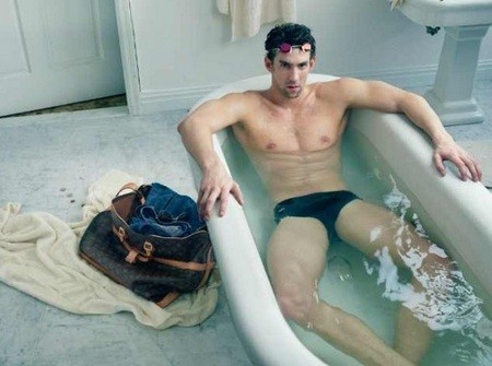 Μόνο με το μαγιώ του στη μπανιέρα