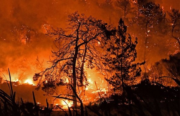 ΠΥΡΙΝΗ ΚΟΛΑΣΗ ΣΤΗΝ ΚΟΡΙΝΘΙΑ: Εκκενώθηκαν χωριά και μοναστήρια - Κάηκαν σπίτια (VIDEO)