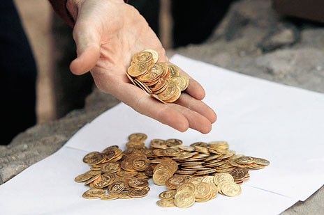 Ερέτρια: Εκλεψαν κοστούμια και χρυσές λίρες