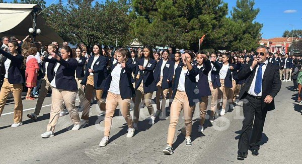 ΠΑΡΕΛΑΣΗ 28ης ΟΚΤΩΒΡΙΟΥ ΧΑΛΚΙΔΑ: Ολα τα γυμνάσια