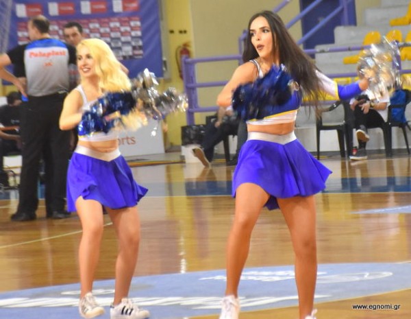 ΚΥΜΗ-ΡΕΘΥΜΝΟ: Ομορφες τσιρλίντερς, πολύς κόσμος και μάχες στο παρκέ