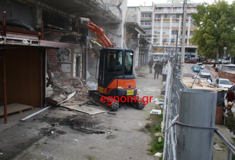 Καθαρίζουν τη δημοτική αγορά Χαλκίδας