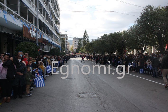 ΧΑΛΚΙΔΑ ΠΑΡΕΛΑΣΗ 28ης ΟΚΤΩΒΡΙΟΥ: Πλήθος κόσμου και ...γρήγορες διαδικασίες