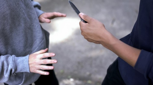 13χρονος μαχαίρωσε συμμαθητή του μετά το σχολείο και τον έστειλε στην εντατική (VIDEO)