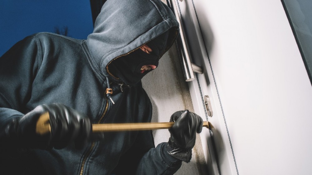 Έλληνας από την Αττική ... ρήμαξε τα καταστήματα σε Λιβαδειά και Αράχωβα