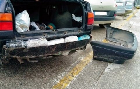 Έκρυβσν το χασίς κάτω από τον προφυλακτήρα του αυτοκινήτου