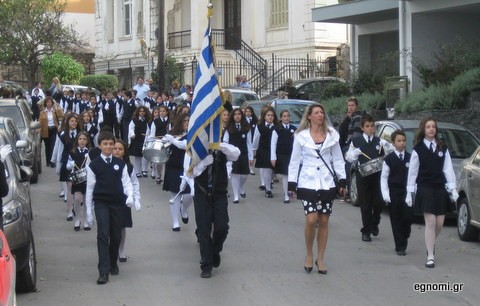 Κατέβηκαν συντεταγμένα από την οδό Αποστόλη στην παραλία